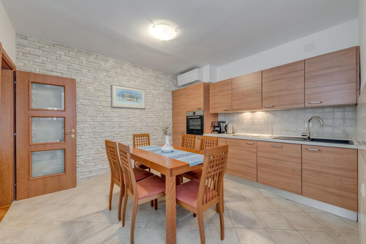 Apartmani Mirta Omis Luaran gambar