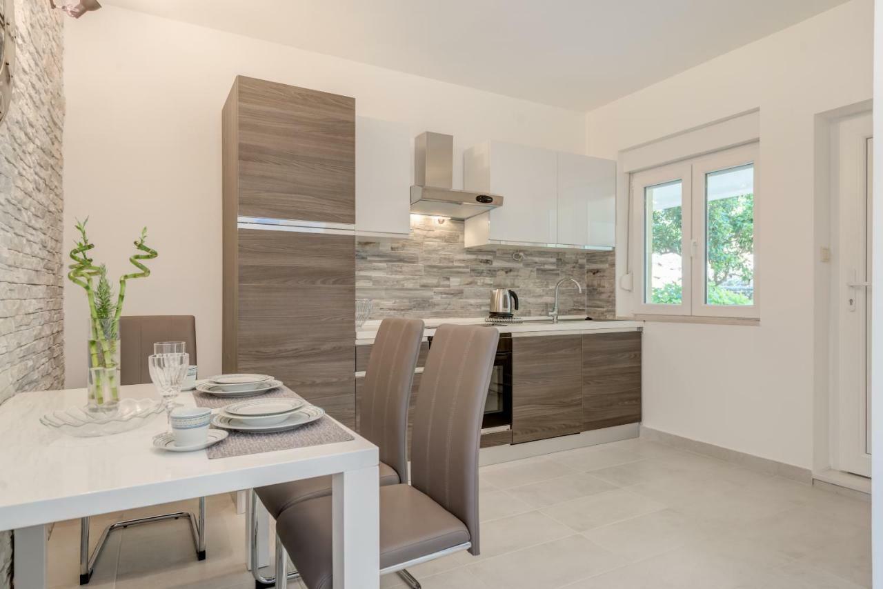 Apartmani Mirta Omis Luaran gambar