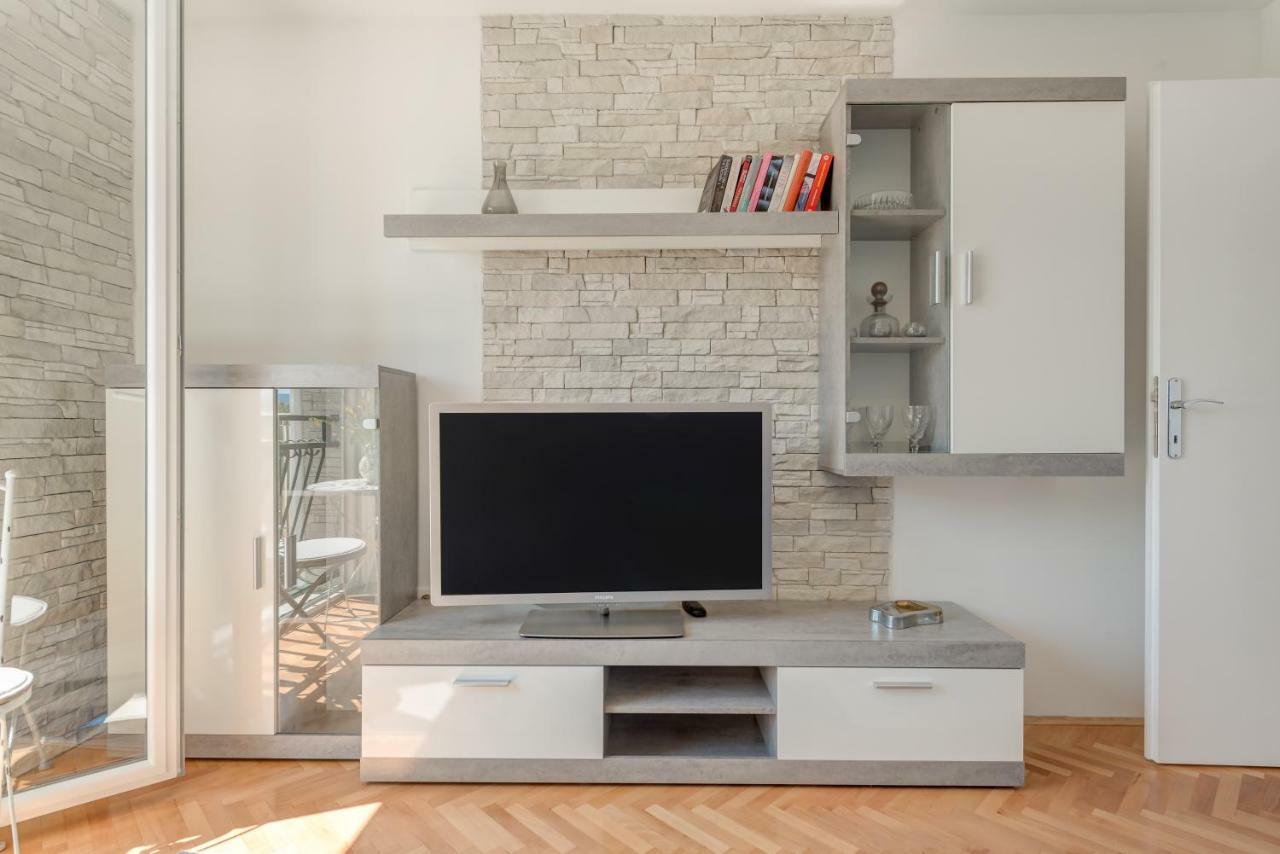 Apartmani Mirta Omis Luaran gambar