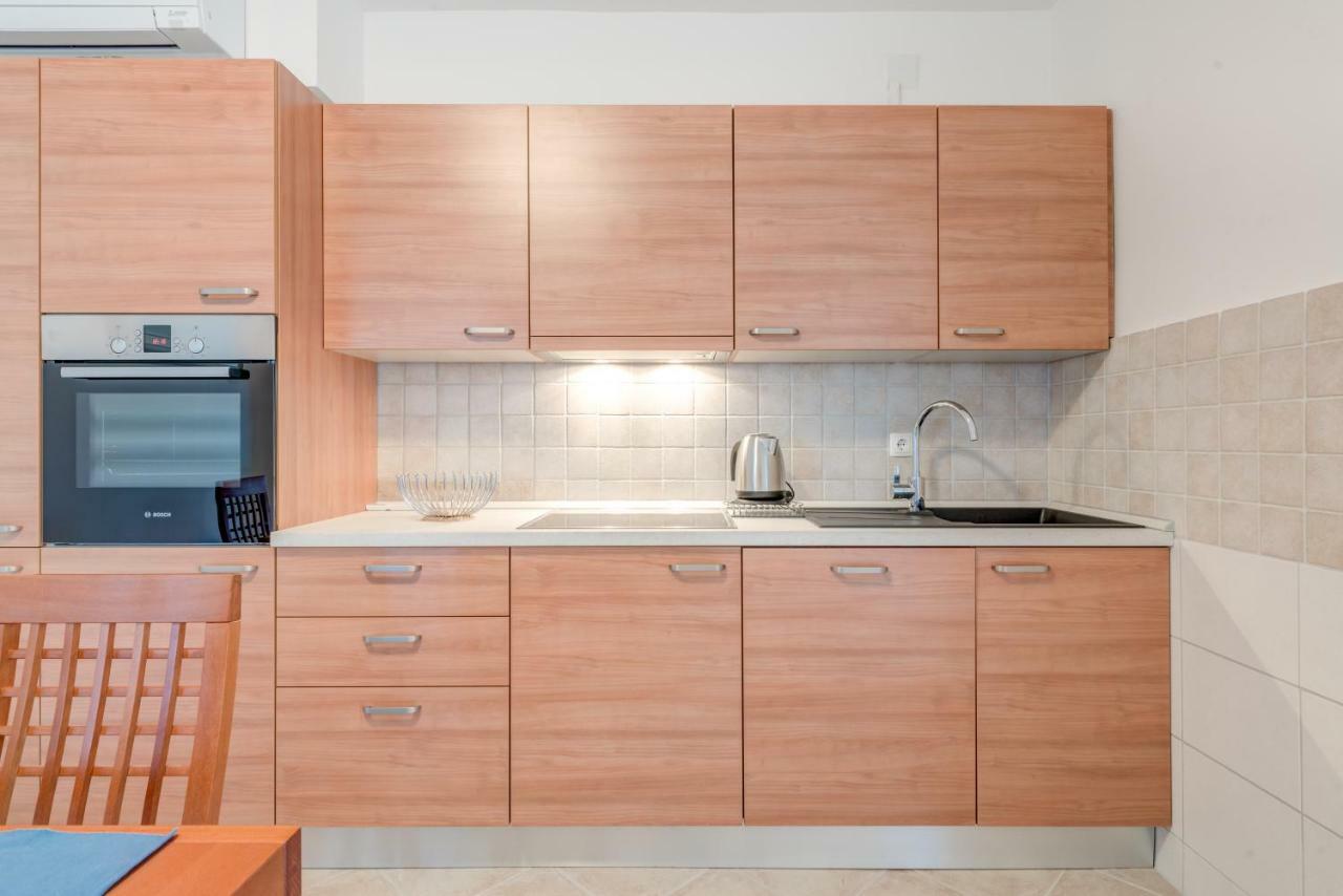 Apartmani Mirta Omis Luaran gambar