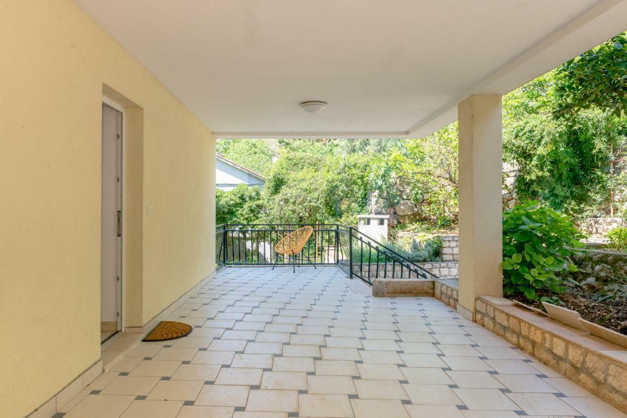Apartmani Mirta Omis Luaran gambar